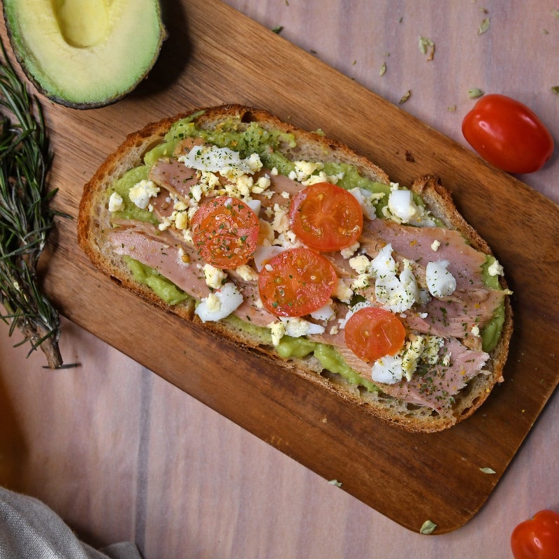 Bruschetta de atún con aguacate y tomate