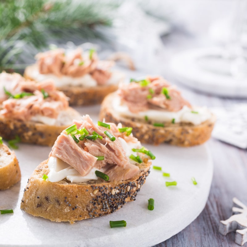 Montaditos de atún en conserva