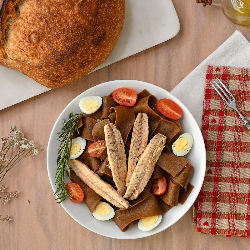 Pappardelle con filetes de caballa en aceite de oliva