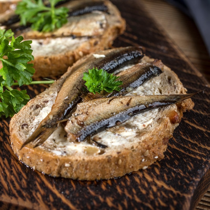 Tostada de sardinas en lata